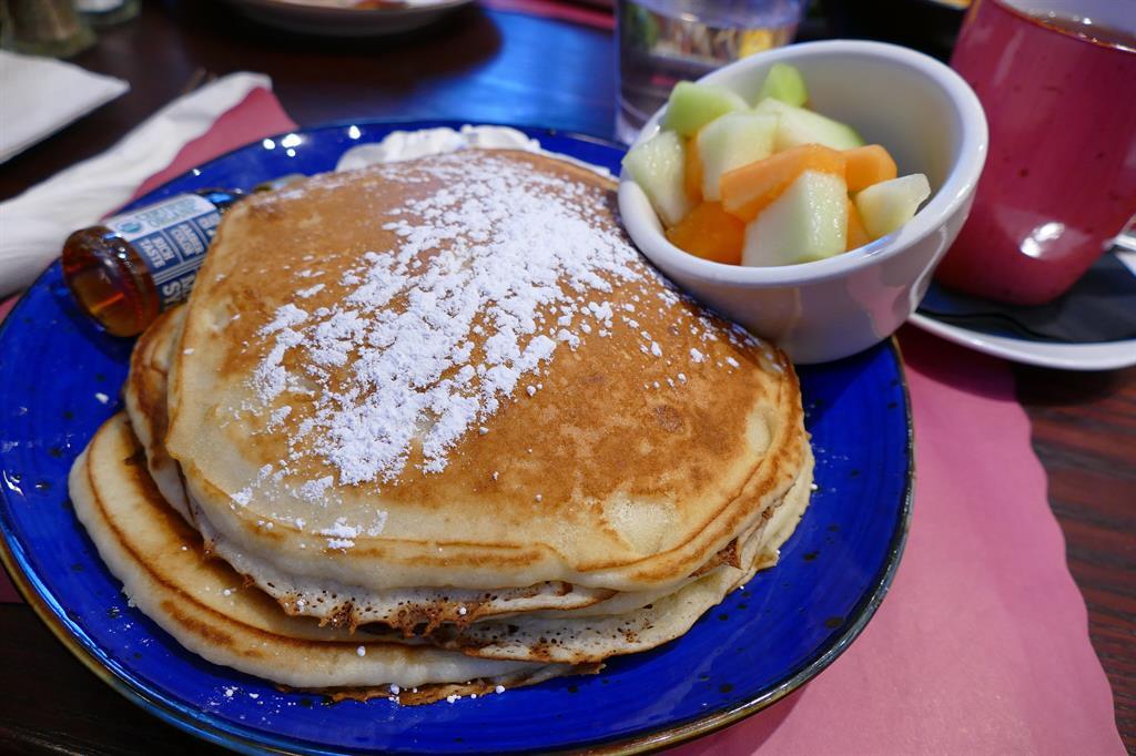 Pfannkuchen mit Ahornsirup und Früchten